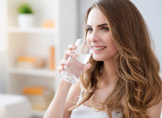 Jak zadbać o odpowiednie nawodnienie w czasie wakacji?