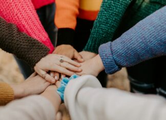 Jak dom opieki w mazowieckiem buduje relacje międzyludzkie oraz społeczność – nieoczywiste formy integracji seniorów i personelu dom opieki